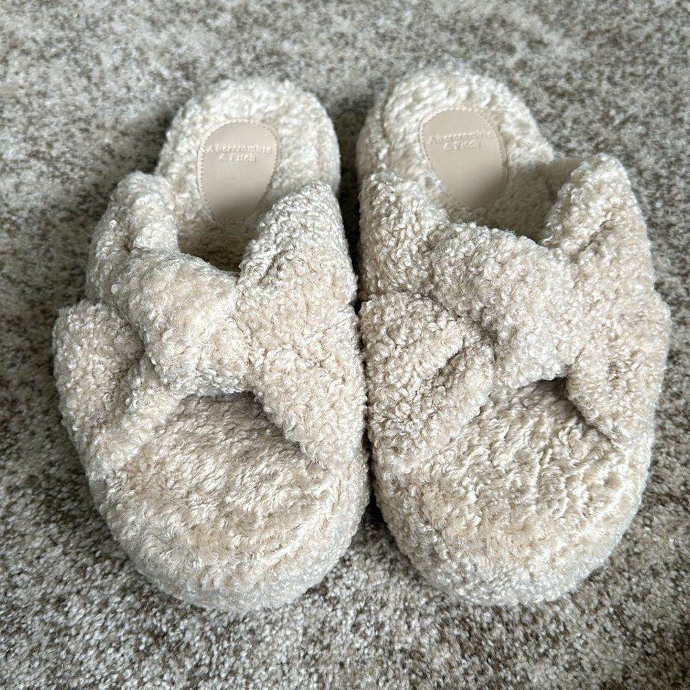Abercrombie & Fitch Cream Sherpa Slippers 10